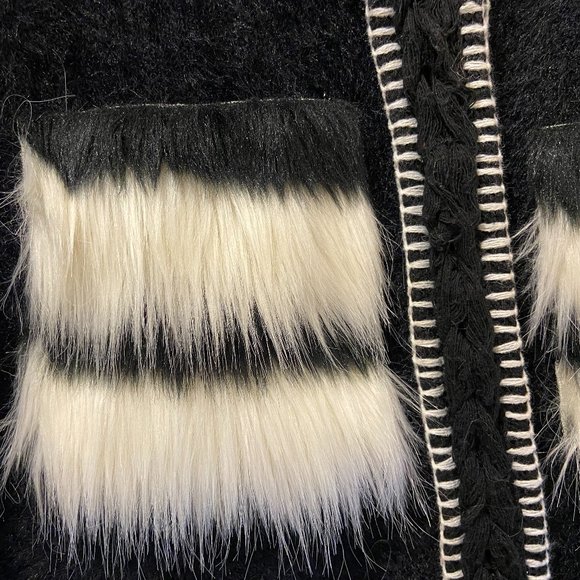 Warm and cozy sweater with ''furry'' pocke… - Picture 6 of 8